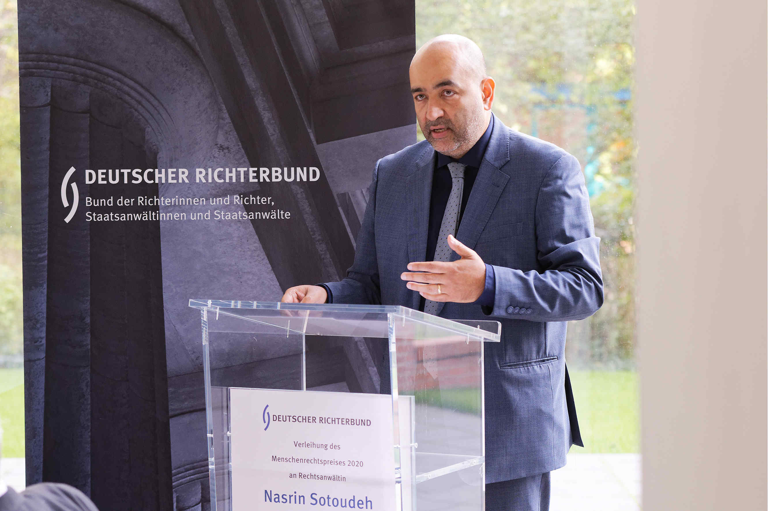 Laudator Omid Nouripour spricht bei der DRB-Menschenrechtspreisverleihung 2020