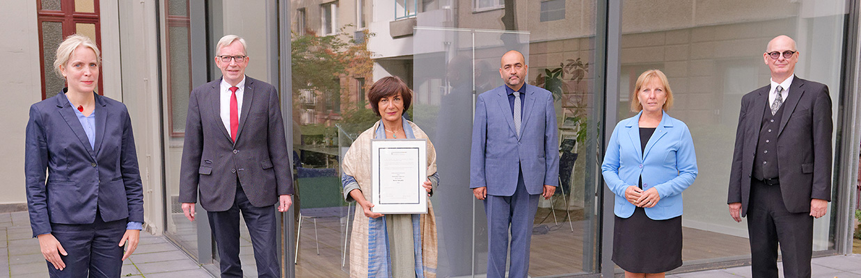 Gruppenfoto mit allen Teilnehmern der Preisverleihung: Wiebke Rückert, Joachim Lüblinghoff, Mansoureh Shojaee, Omid Nouripour, Barbara Stockinger, Martin Lessenthin (IGFM) (v.l.n.r.)