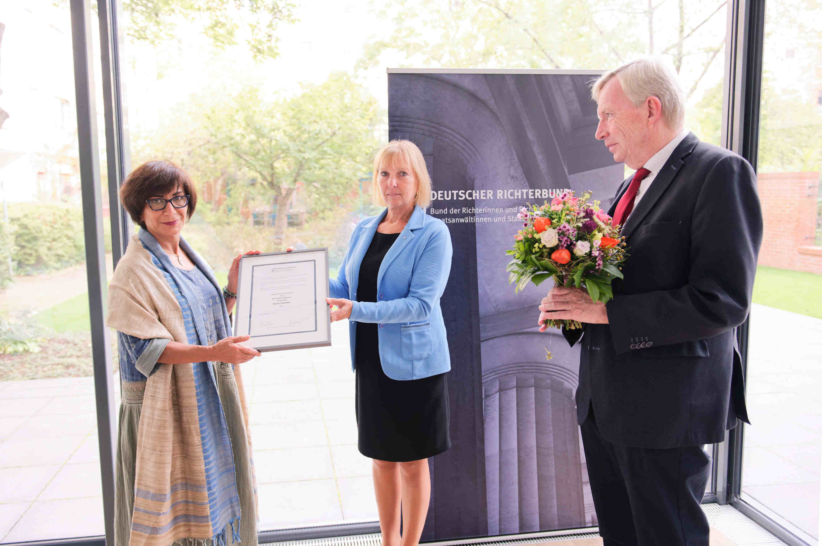 Übergabe des Menschenrechtspreises 2020 von Barbara Stockinger an Mansoureh Shojaee