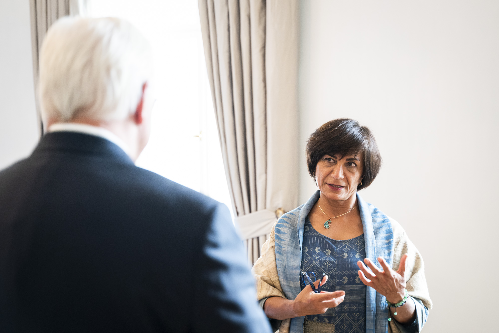 Bundespräsident Frank-Walter Steinmeiner (links) im Gespräch mit Mansoureh Shojaee (rechts)