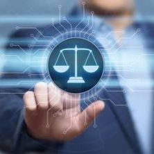 Digitalisierung in der Justiz | Bildquelle: Shutterstock Person im Hintergrund tippt auf einem Bildschirm die Justizwage an
