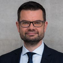Bundesjustizminister Marco Buschmann | Bildquelle: Julia Deptala Bundesjustizminister Marco Buschmann im Porträt vor grauem Hintergrund