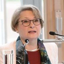 Bettina Limperg am Rednerpult beim Festakt 110 Jahre DRB