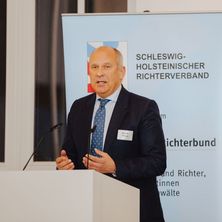 Roman Poseck, Minister des Innern, für Sicherheit und Heimatschutz des Landes Hessen, am Rednerpult