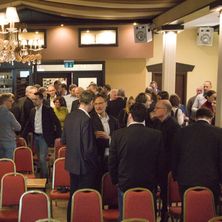 Teilnehmer der DRB-Reihe „Justiz im Dialog“ am 18. März 2024 in Ottendorf bei Kiel im Gespräch