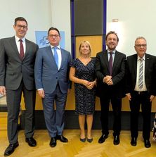 Podiumsteilnehmer und Gäste: (v.l.n.r.) Roland Kempfle, DRB-Präsidiumsmitglied und Vizepräsident der Europäischen Richtervereinigung, Kees Sterk, ehemaliger Präsident des Europäischen Netzwerks der Justizverwaltungsräte, Barbara Stockinger, Vorsitzende des Bayerischen Richtervereins, Heribert Prantl, ehemaliges Mitglied der Chefredaktion der Süddeutschen Zeitung, Hans-Jürgen Papier, Präsident des Bundesverfassungsgerichts a. D.