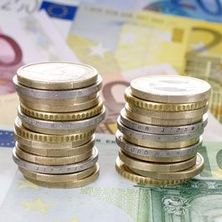 Euromünzen | Bildquelle: grafikplusfoto, Fotolia zu Türmen gestapelte Euromünzen, darunter Euroscheine